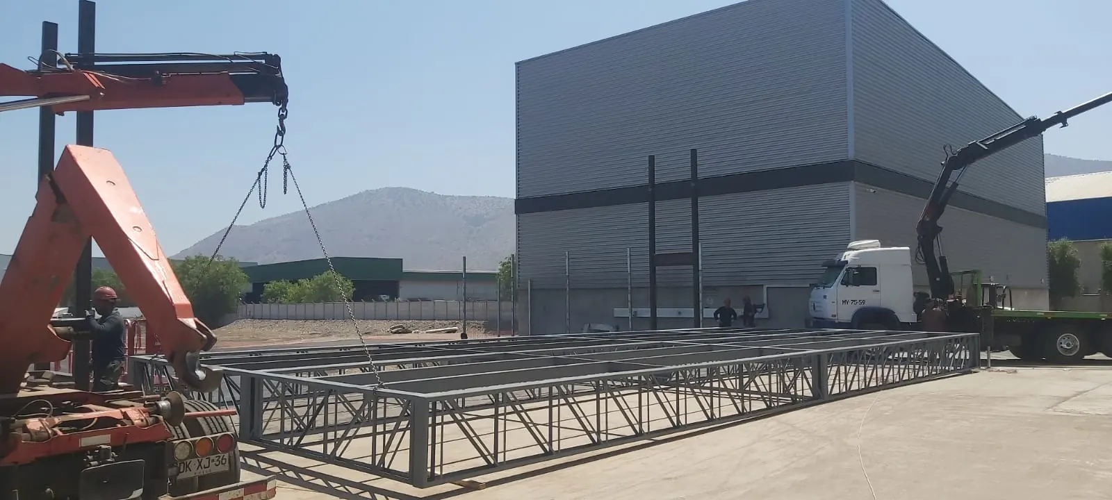 Estructura metálica industrial en construcción, obra de Disalva SpA