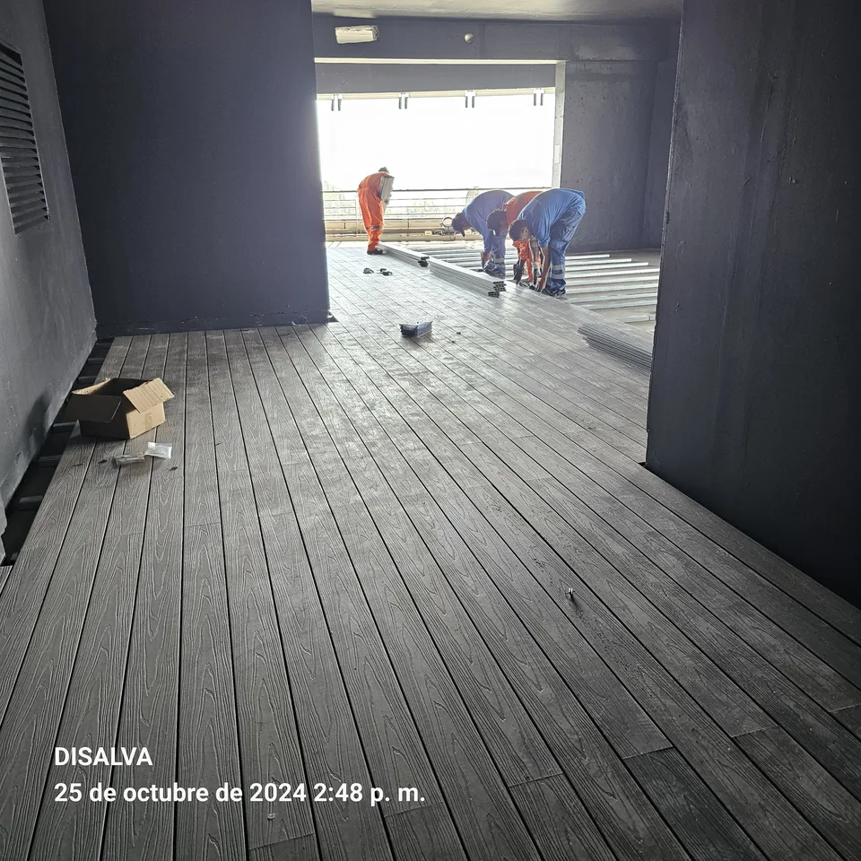 Instalación de revestimiento de terraza en torre corporativa