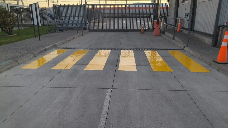 Demarcación y señalética vial en planta industrial
